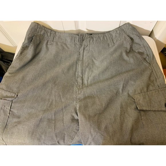 Champs Sports Gear Men's Sz 34 Gray Striped Shorts - Picture 3 of 7